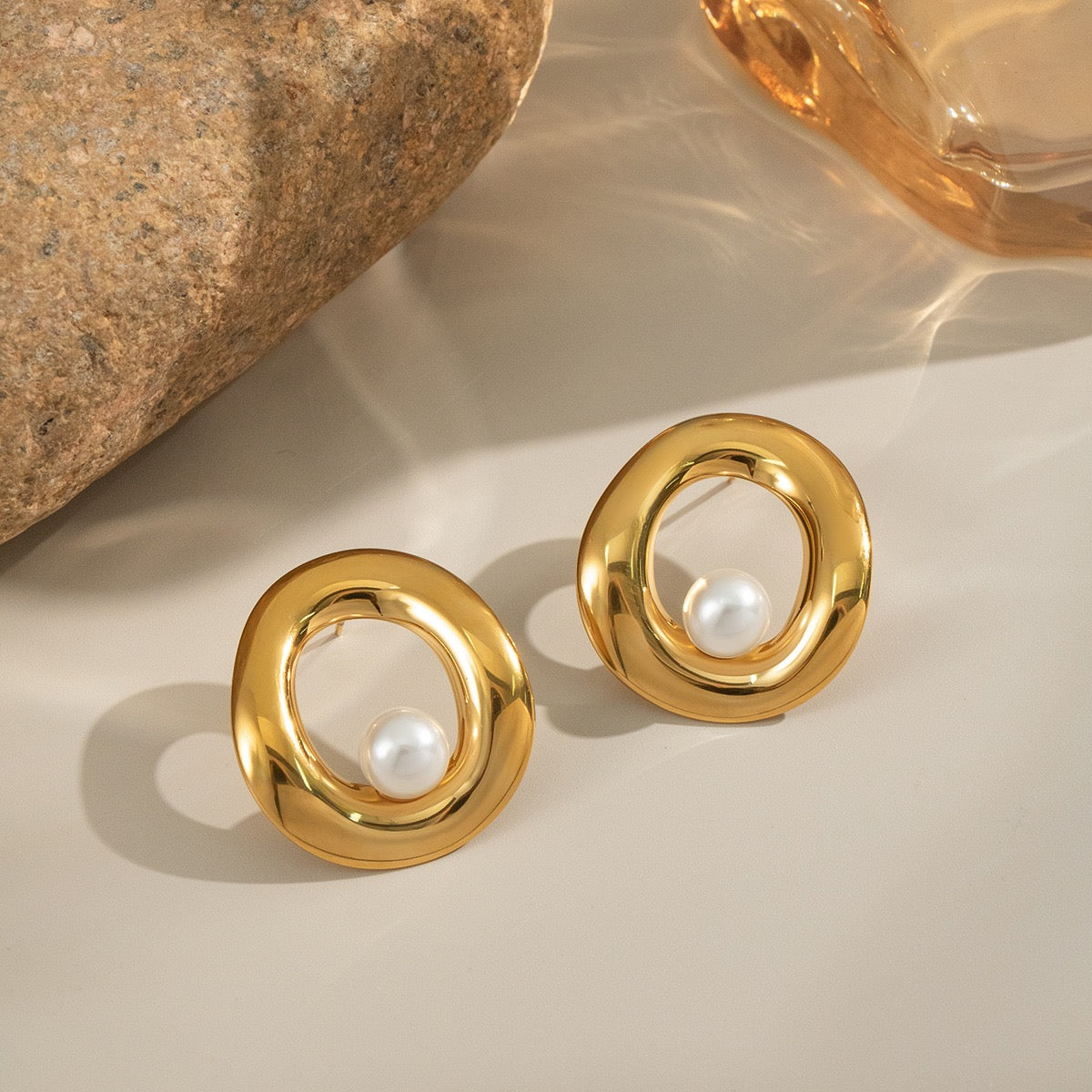 Pearly oval earrings