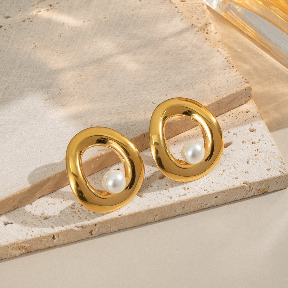 Pearly oval earrings
