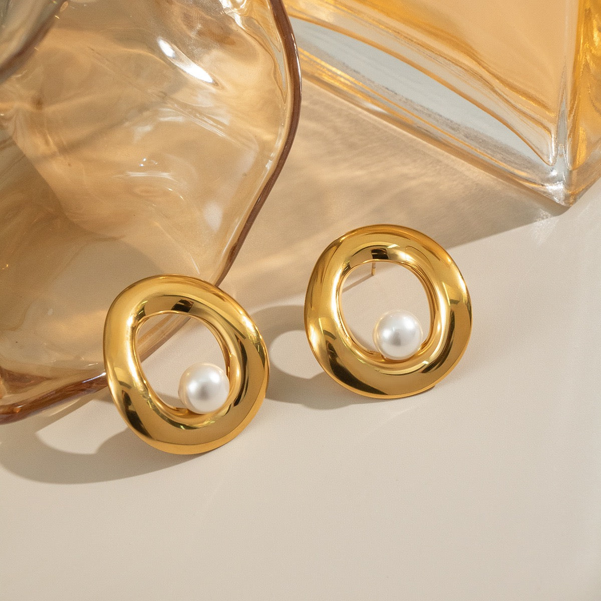 Pearly oval earrings