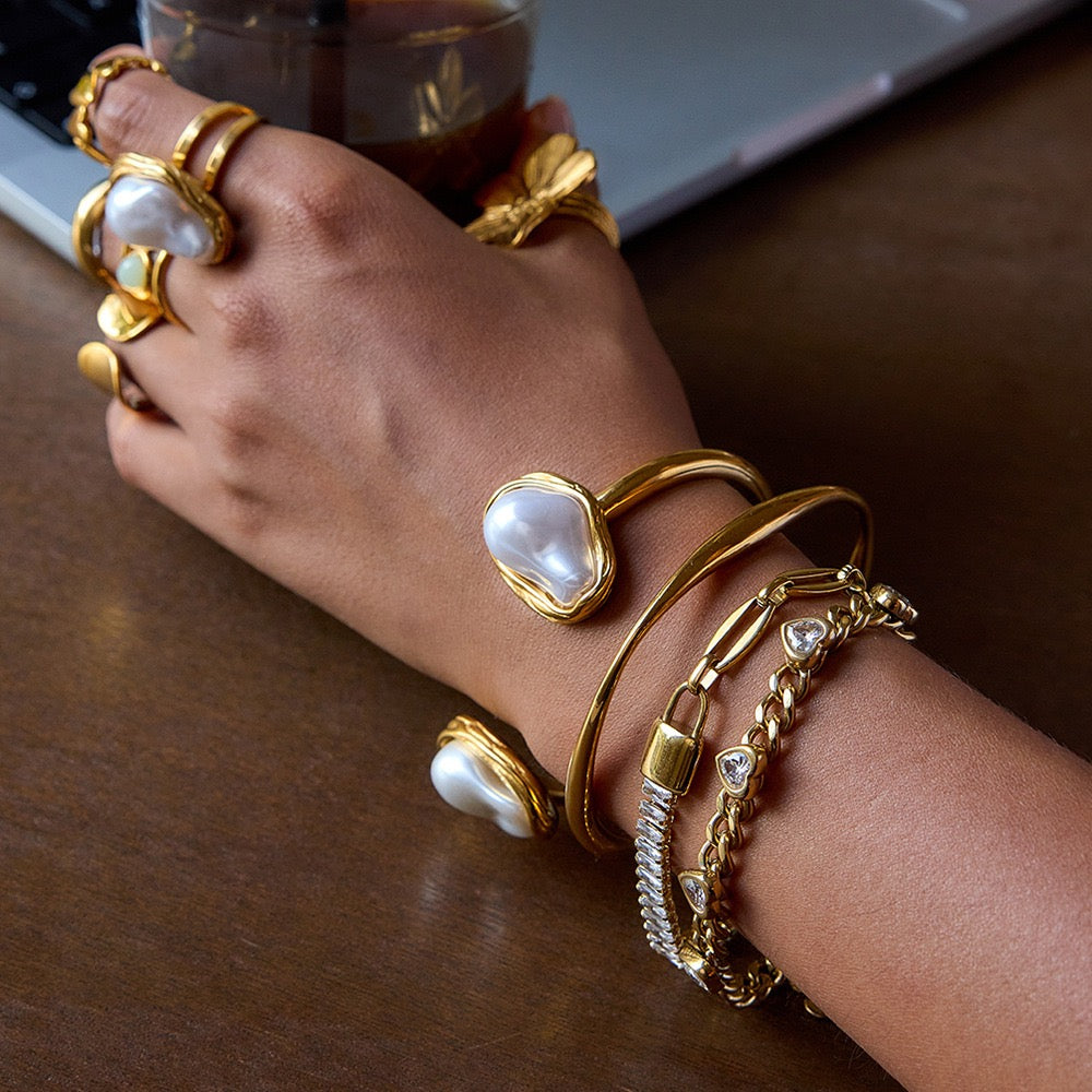 Baroque pearly bangle set