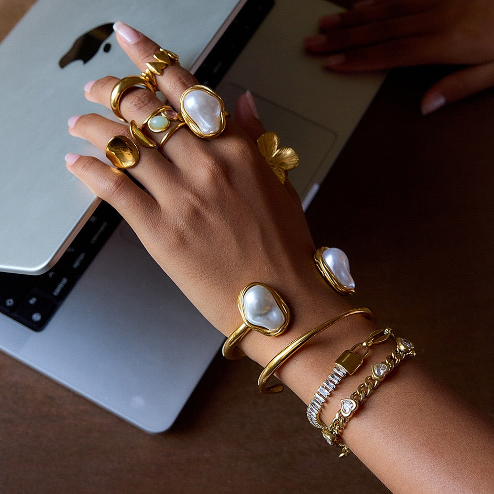 Baroque pearly bangle set