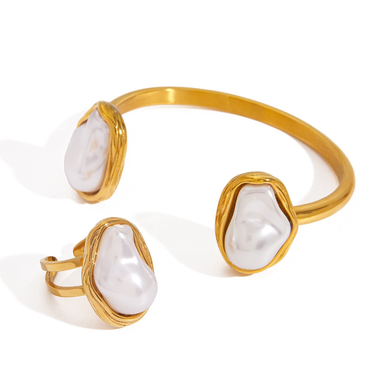 Baroque pearly bangle set