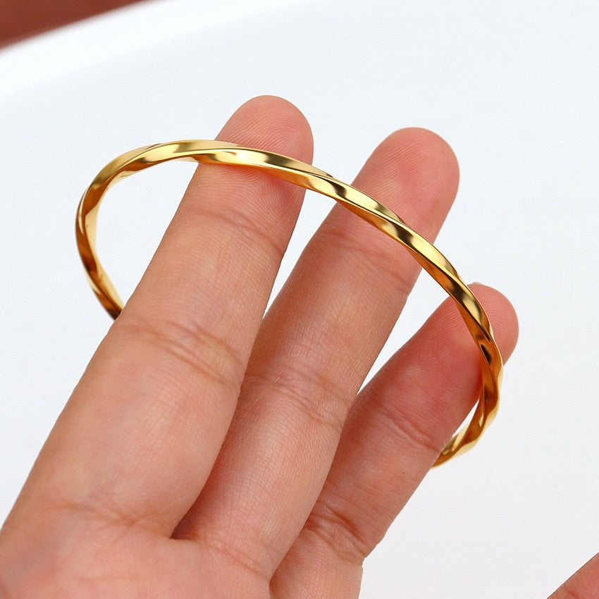 Thin twirl bangle