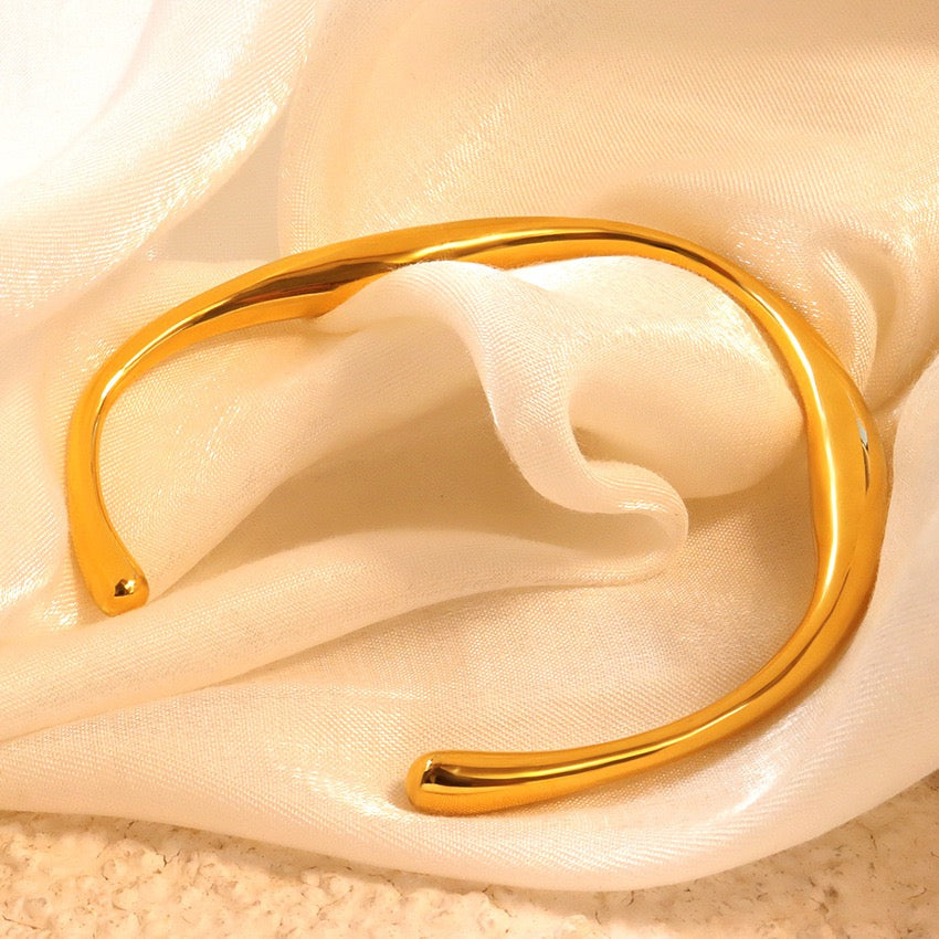 Mobius band bangle