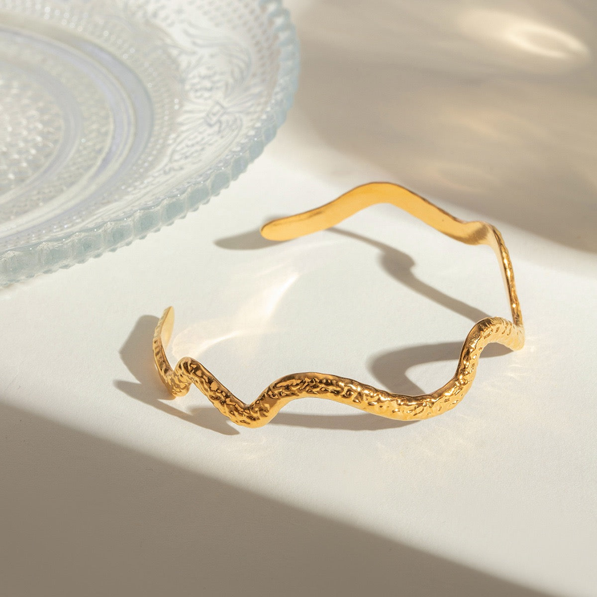 Waves of Bondi bangles