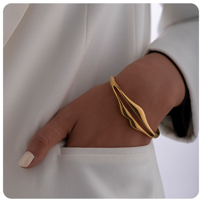Sexy lips bangle