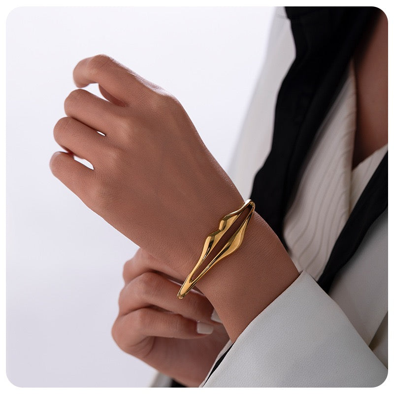 Sexy lips bangle