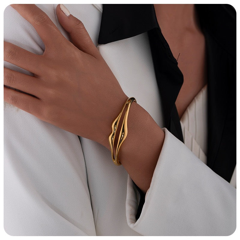 Sexy lips bangle
