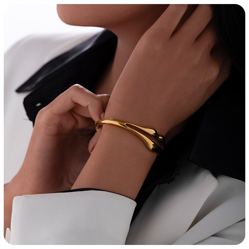 Sexy lips bangle