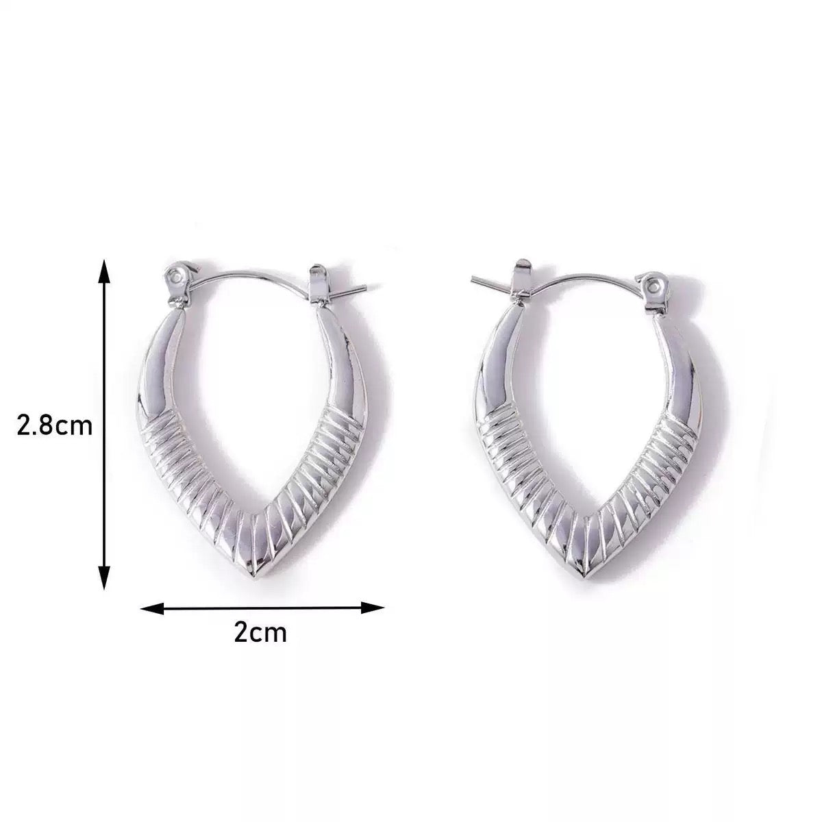 Dainty pattern hoops earrings