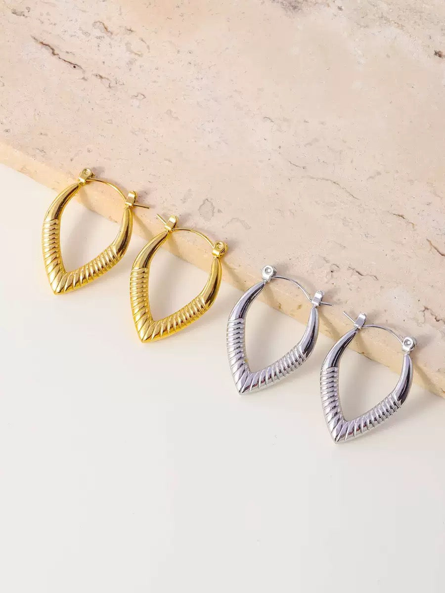 Dainty pattern hoops earrings