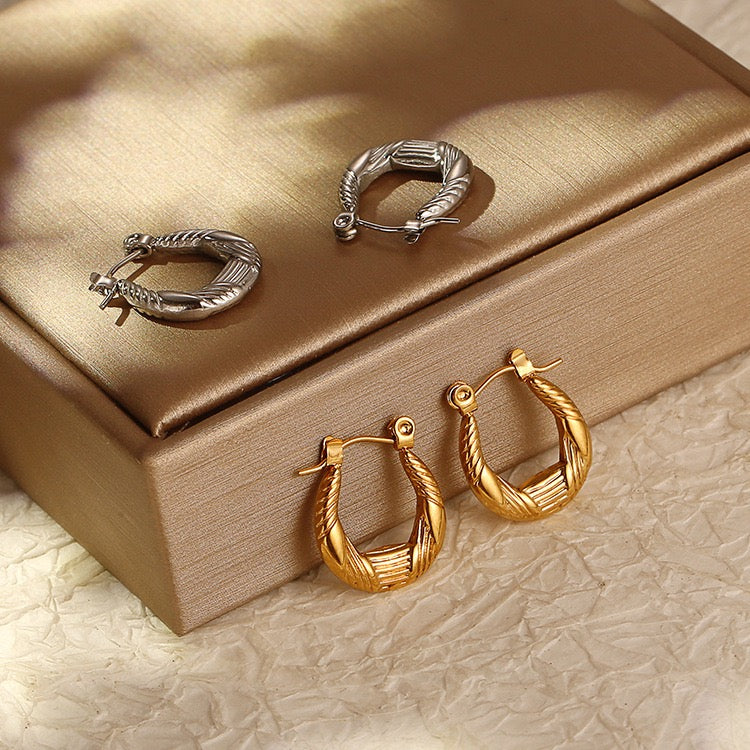 Dainty pattern hoops earrings