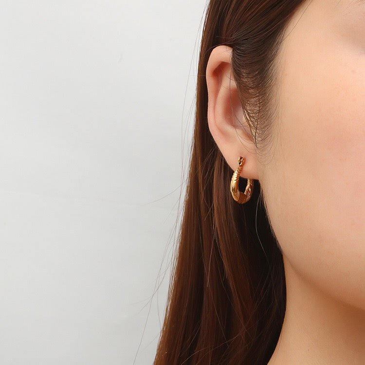 Dainty pattern hoops earrings