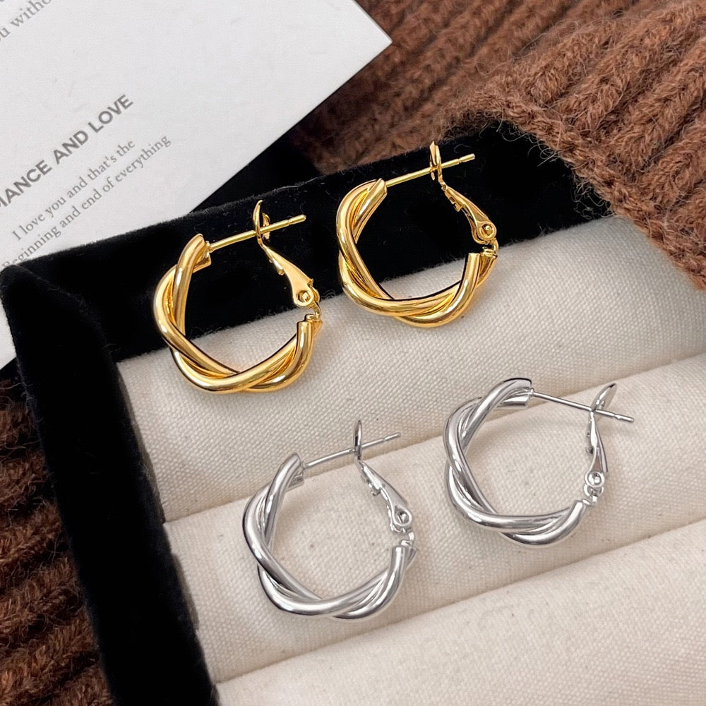 Dainty pattern hoops earrings
