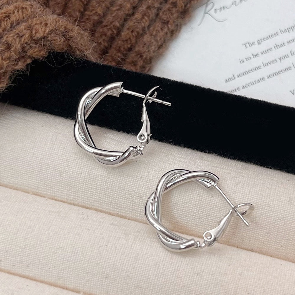 Dainty pattern hoops earrings