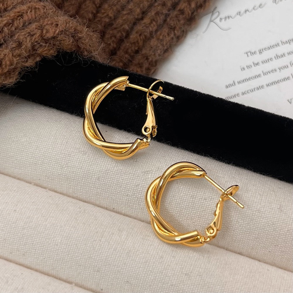 Dainty pattern hoops earrings