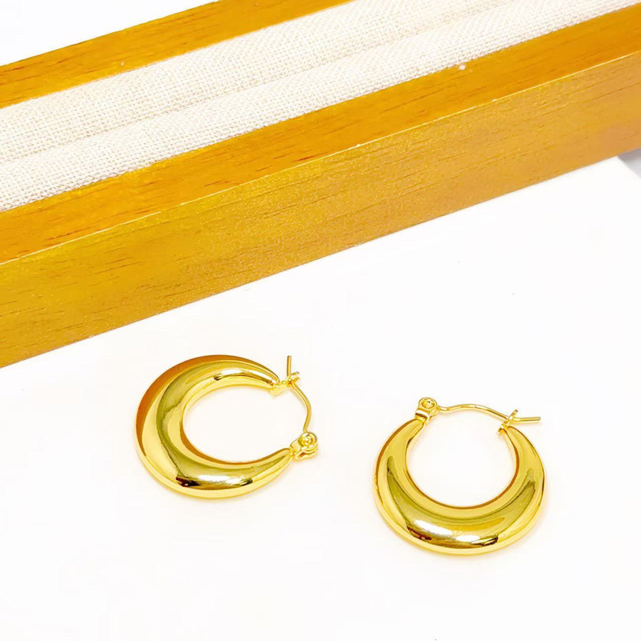Dainty pattern hoops earrings