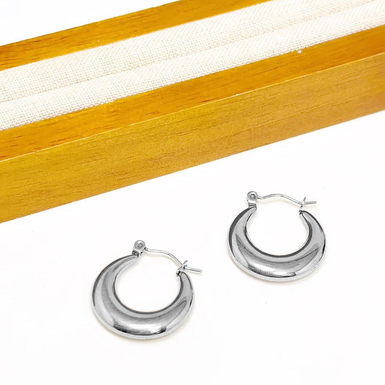 Dainty pattern hoops earrings