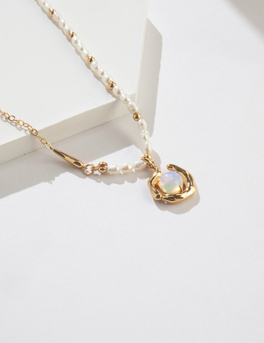 Moon stone pearl necklace