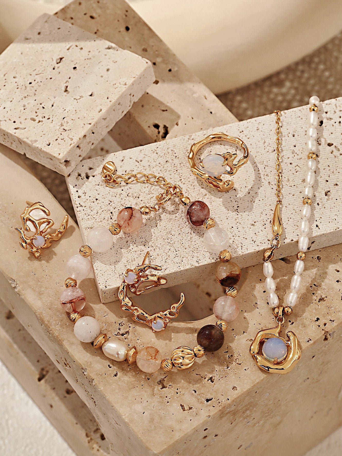Moon stone pearl necklace