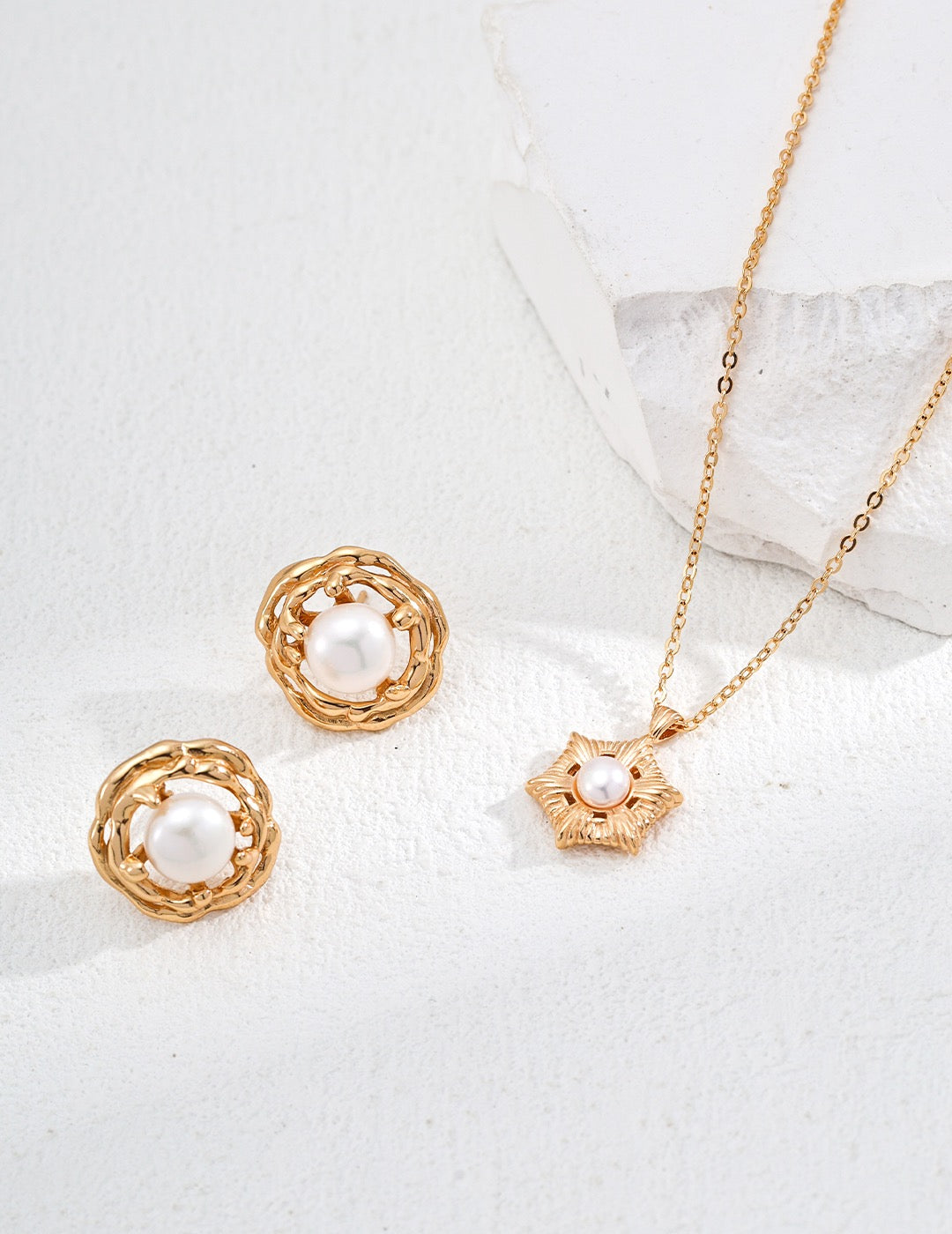 Classic pearl studs