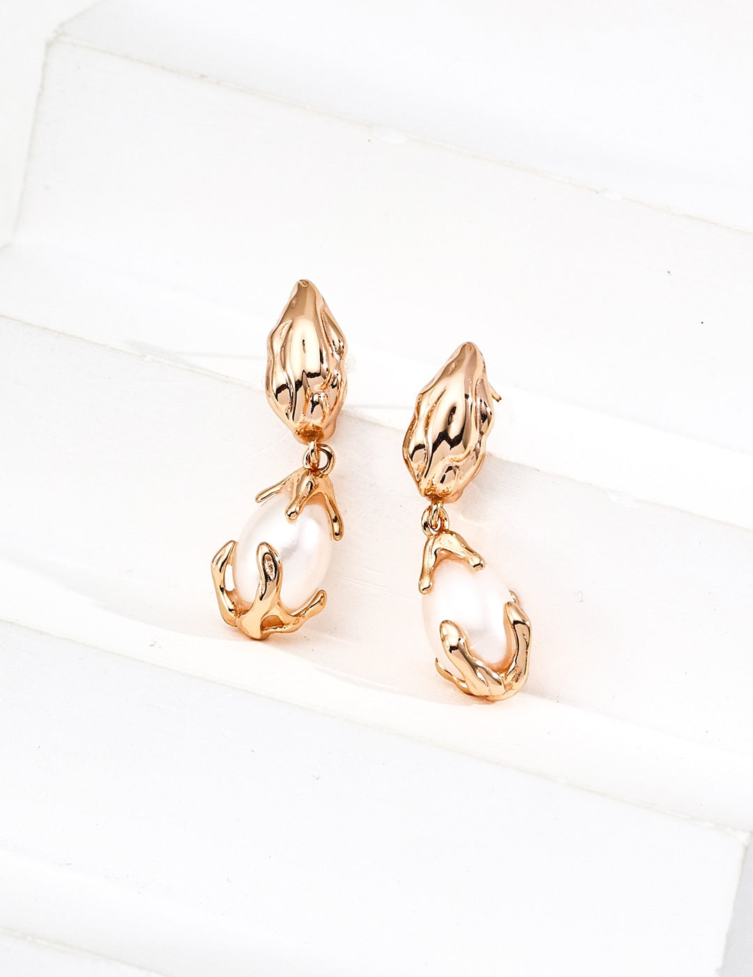 Dragon eggs pearl earrings