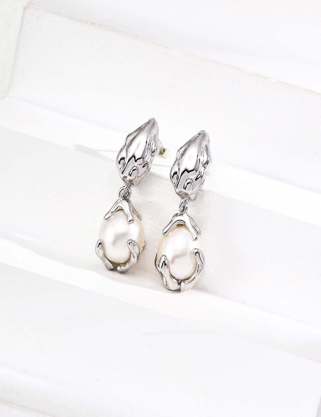 Dragon eggs pearl earrings
