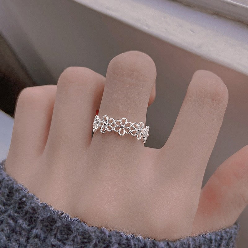Delicate flower band ring