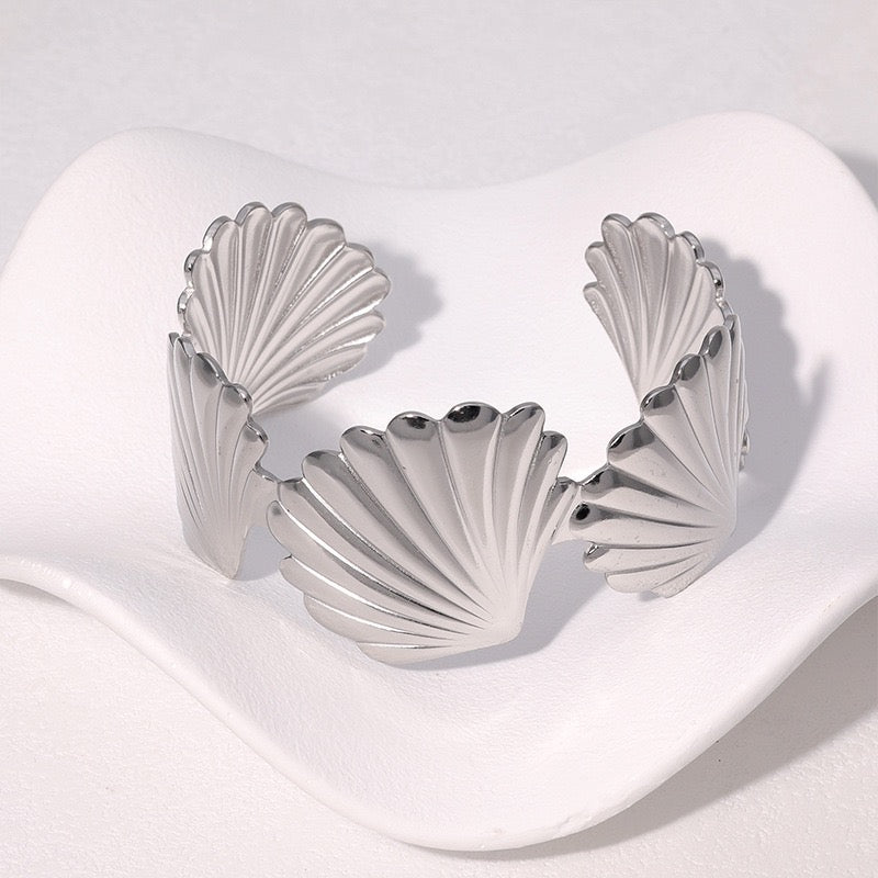 Open shell bangles