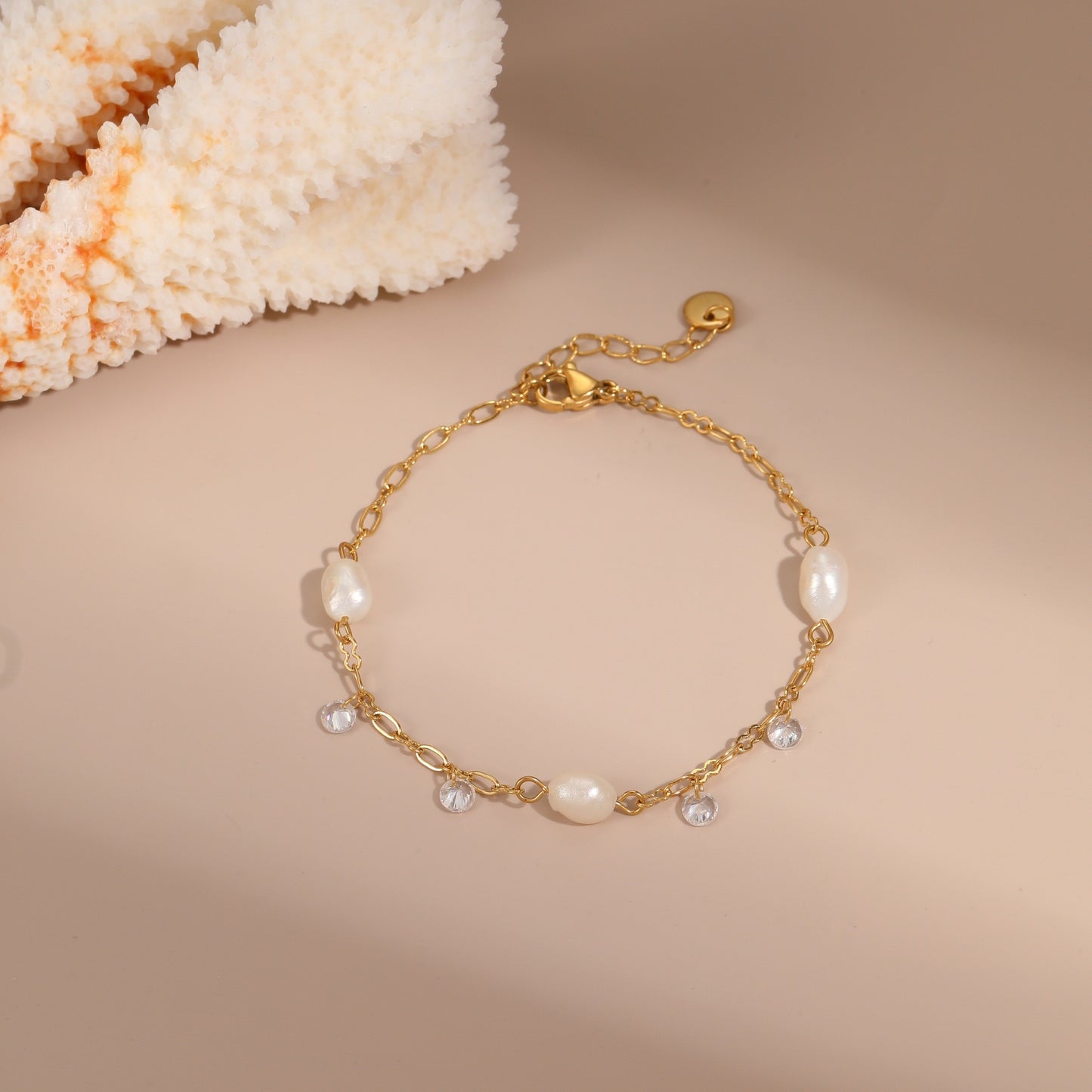 Cinta drop pearly necklace