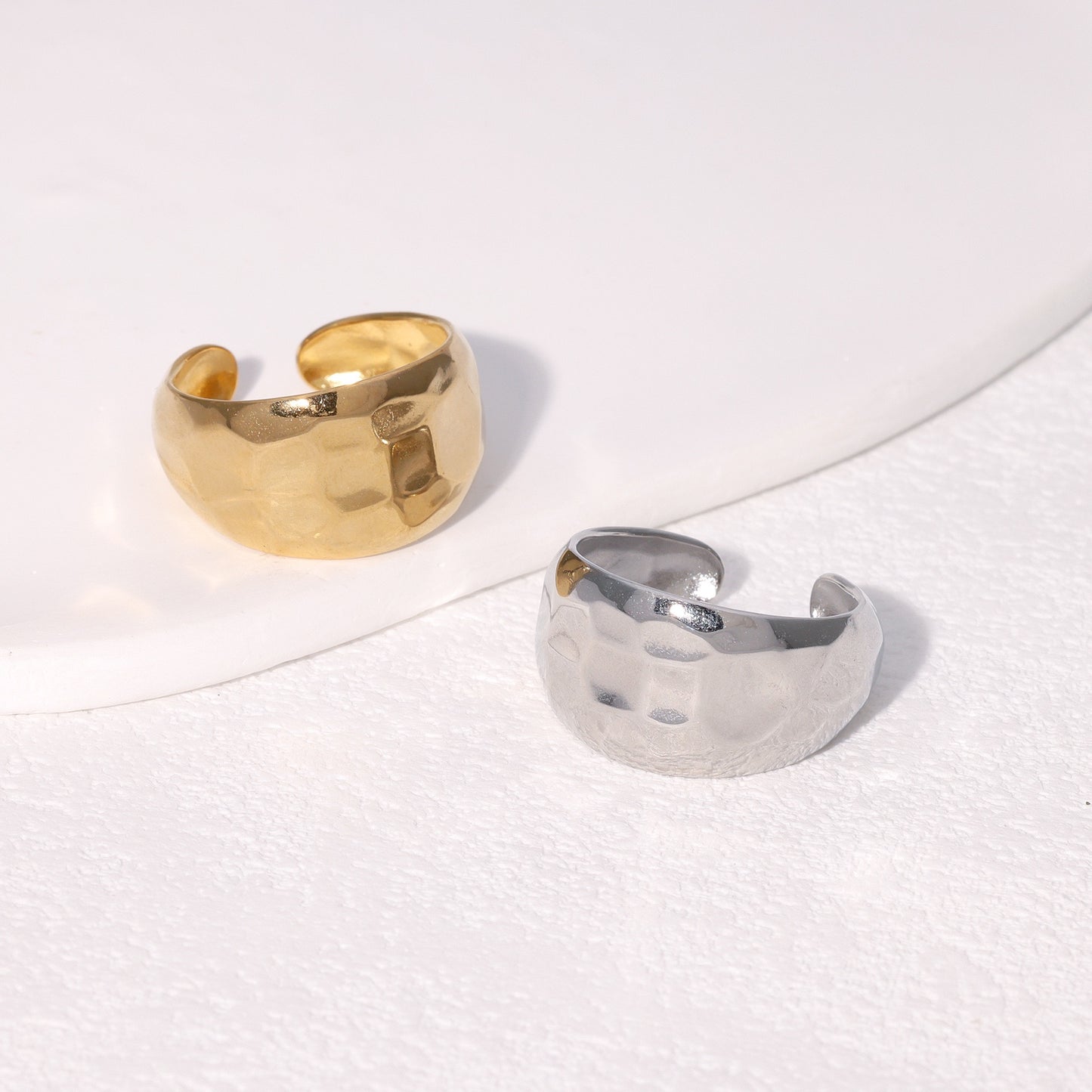 Classic band ring
