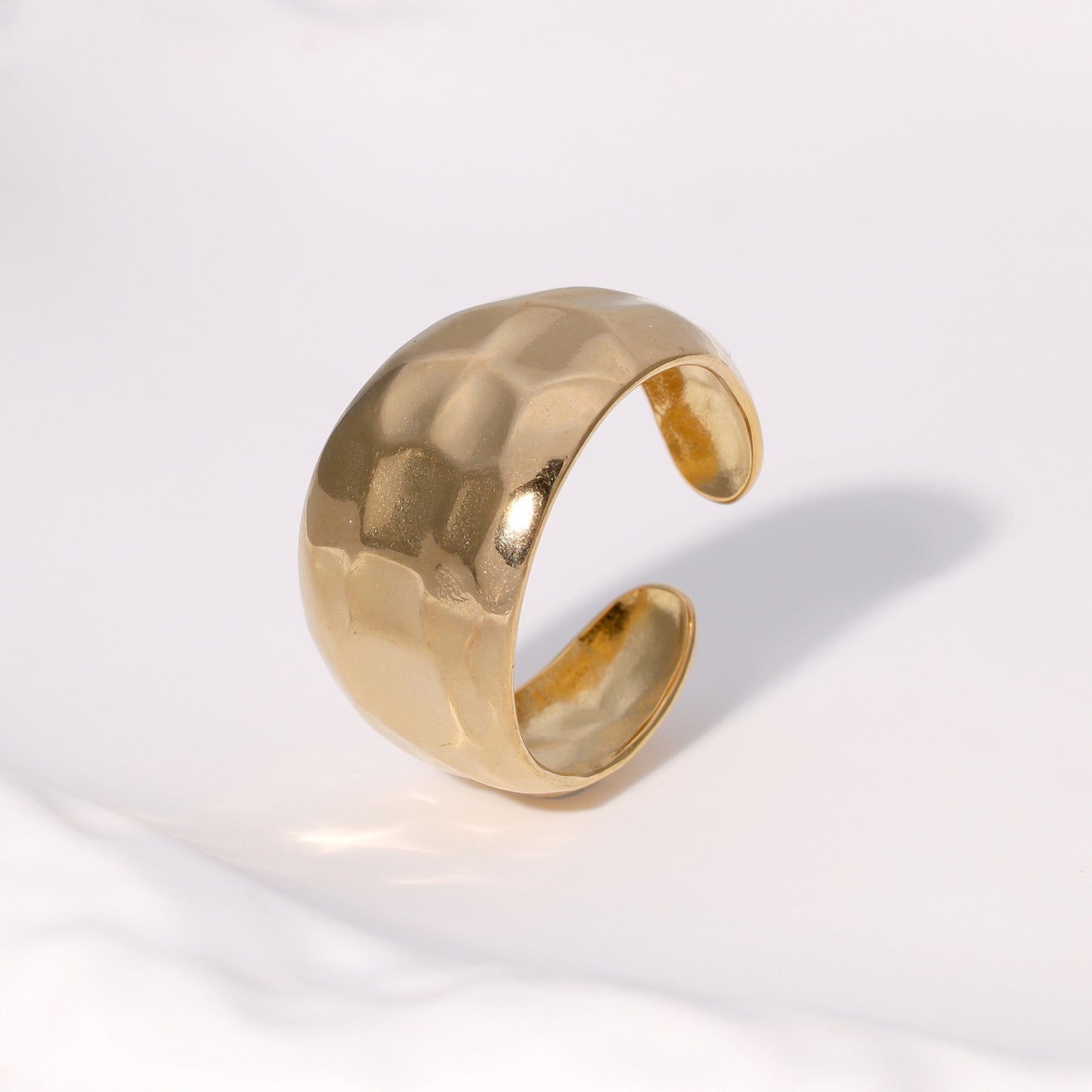 Classic band ring