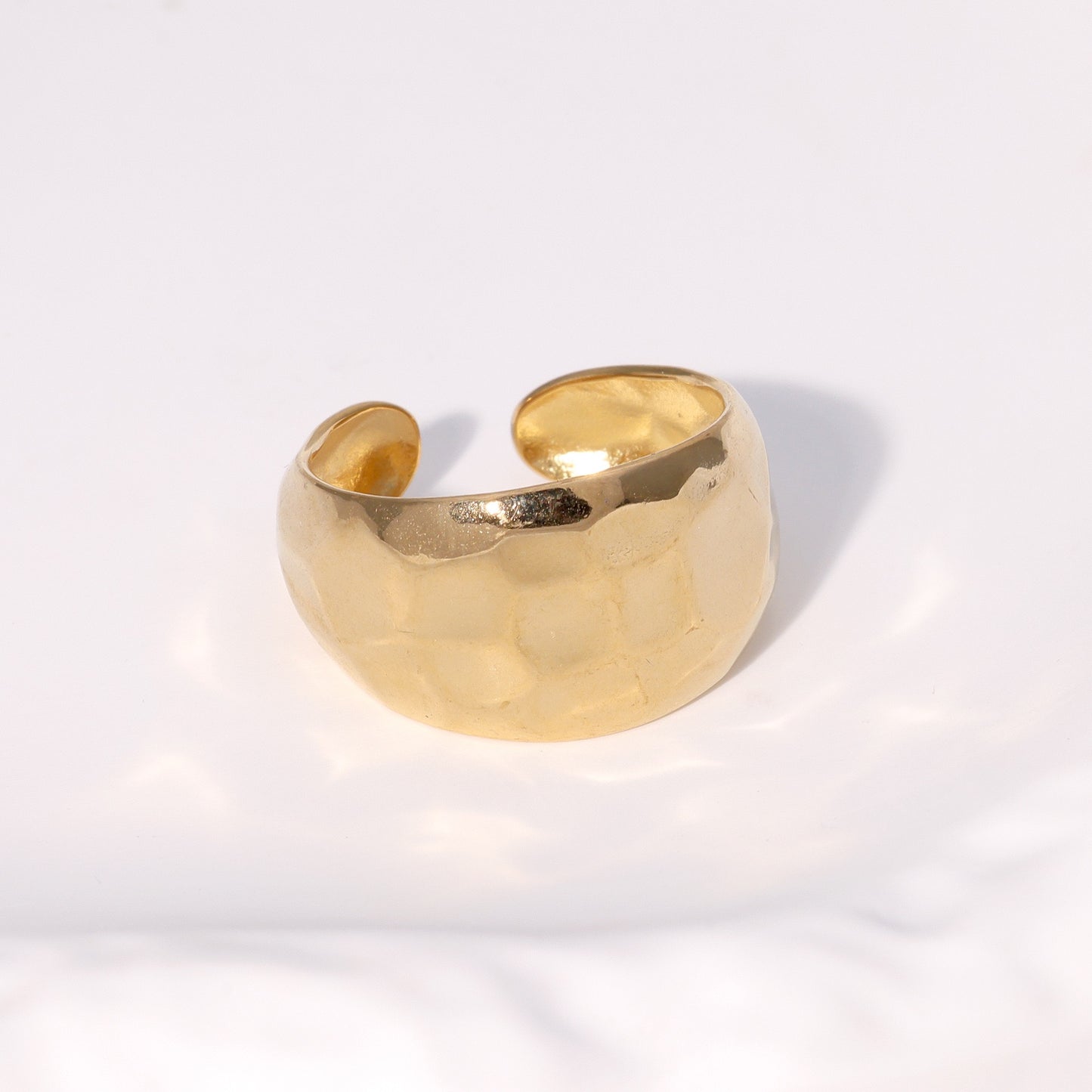 Classic band ring