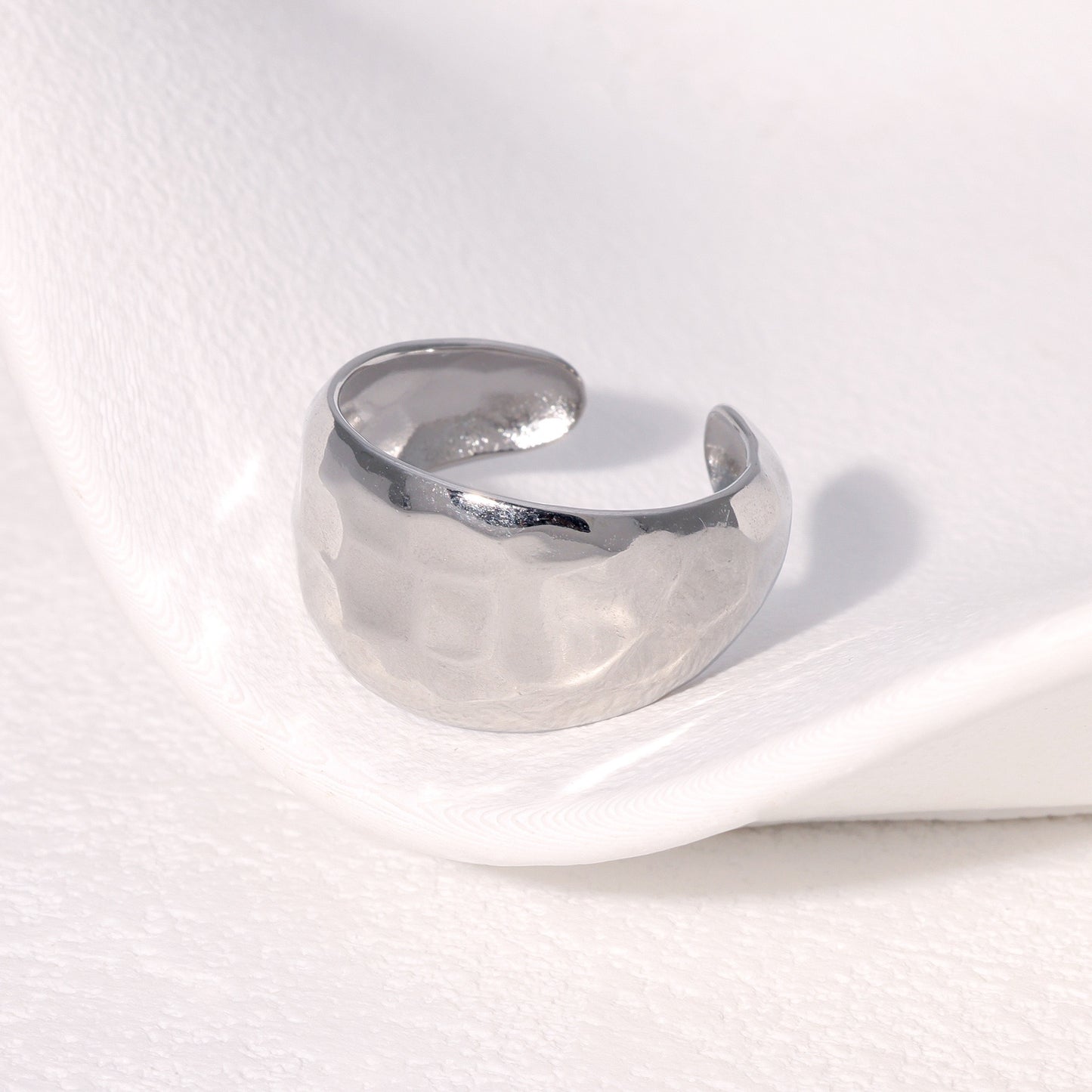 Classic band ring