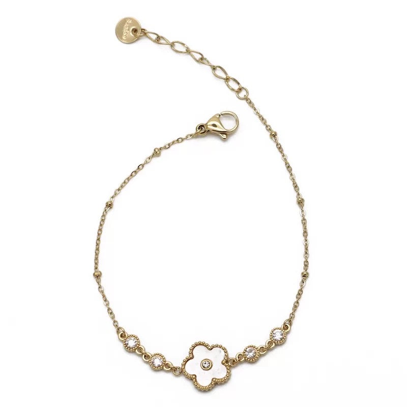 White flower set