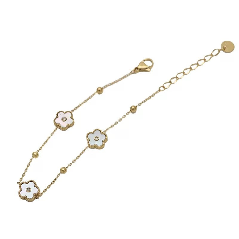 White flower set