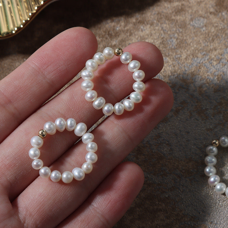 Elastic round freshwater pearls rings