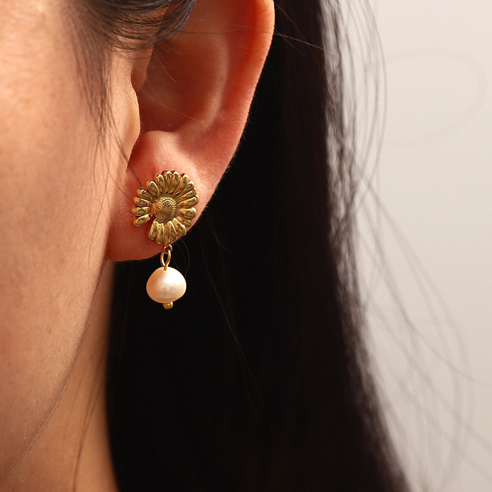 Daisy pearl earrings