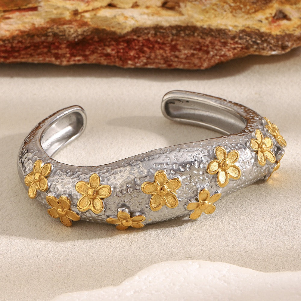 Daliah flower bangle