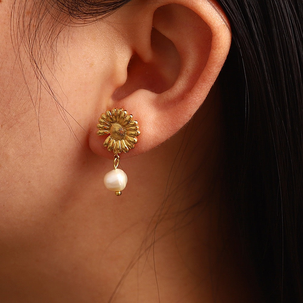 Daisy pearl earrings