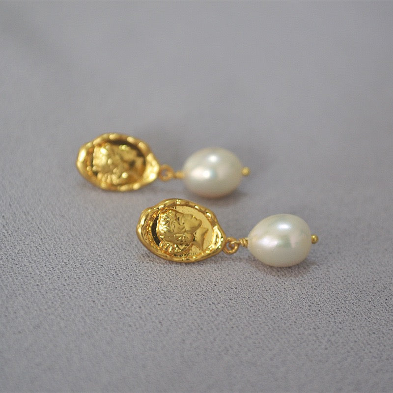 Queens pearl earrings