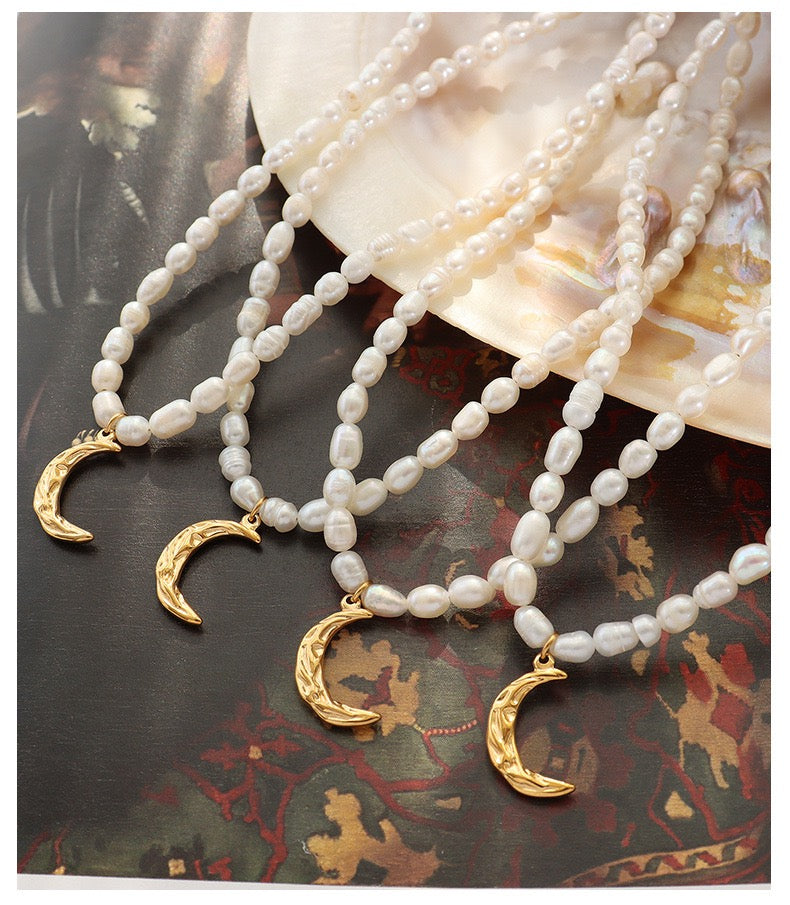 New moon freshwater pearls necklace