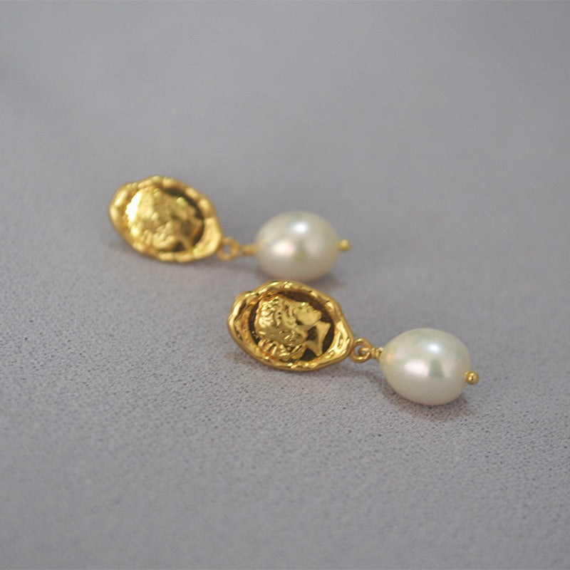 Queens pearl earrings