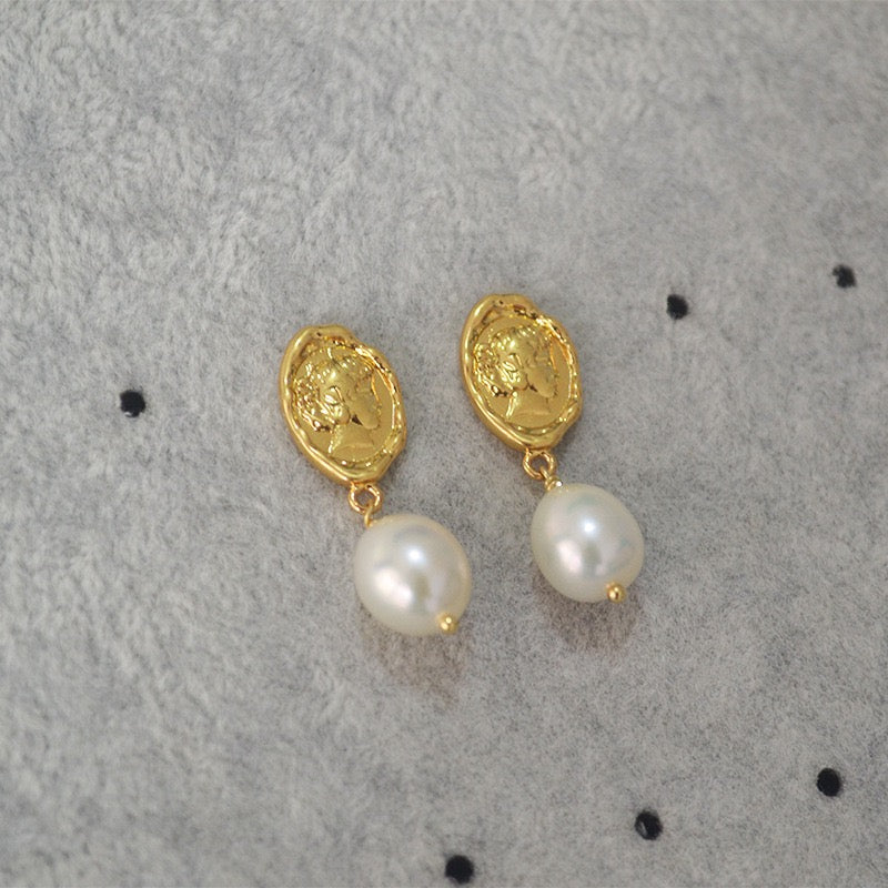 Queens pearl earrings