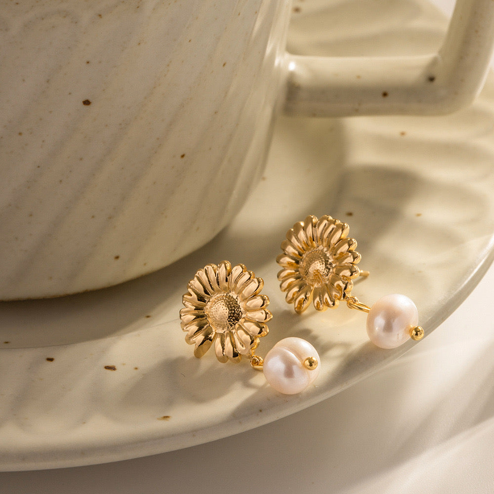 Daisy pearl earrings