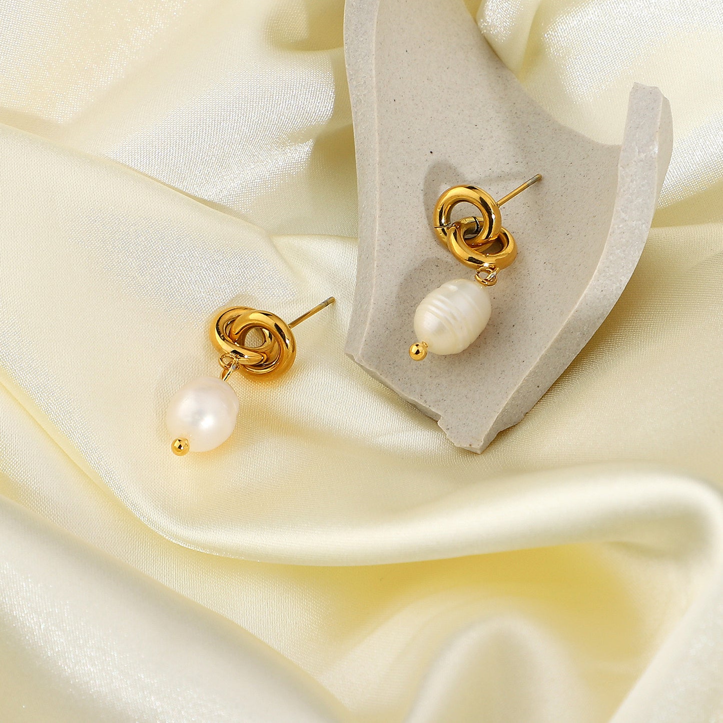 Little knots freshwater pearls earrings