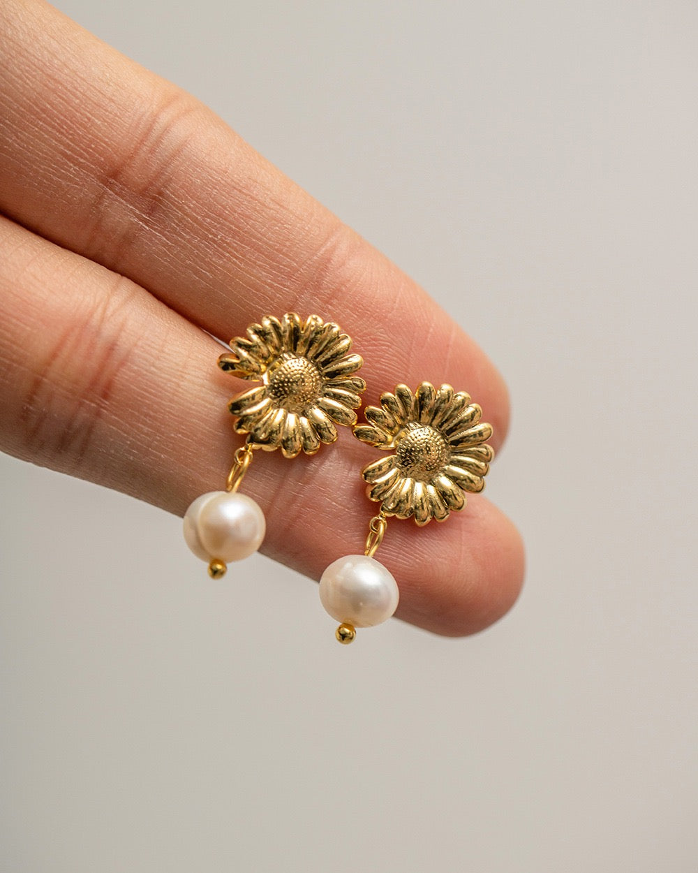 Daisy pearl earrings