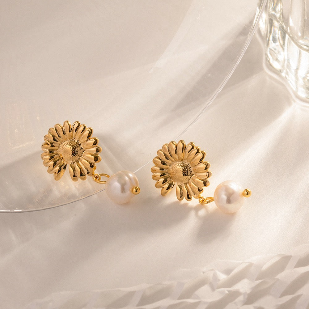 Daisy pearl earrings