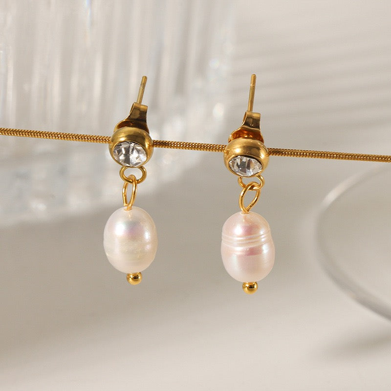 Shinning pearl studs