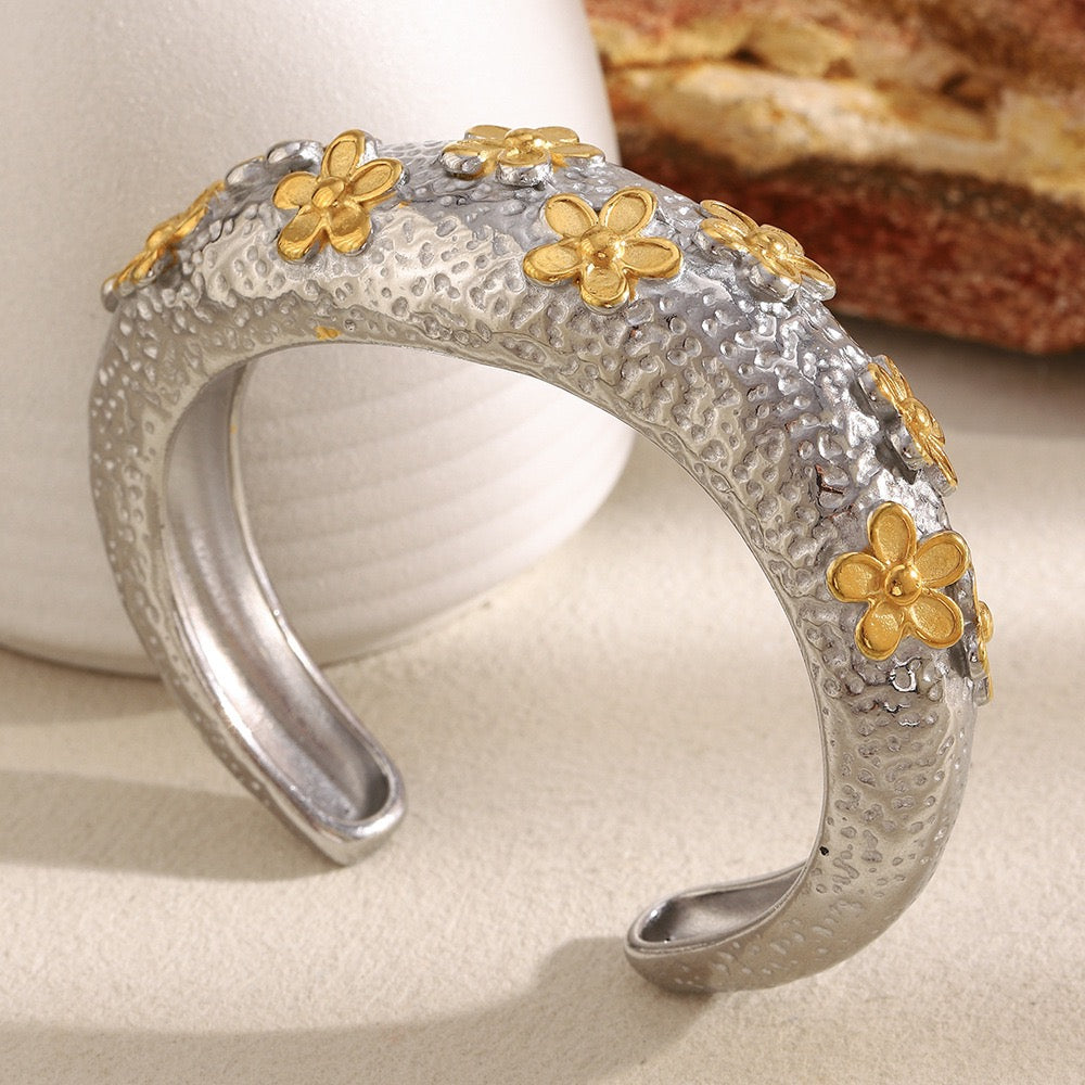 Daliah flower bangle